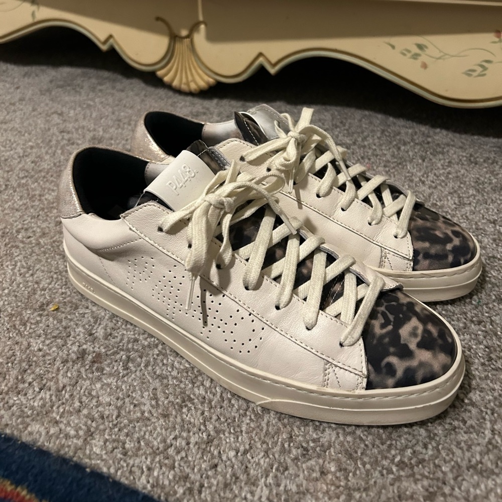 P448 Leopard accent Thea